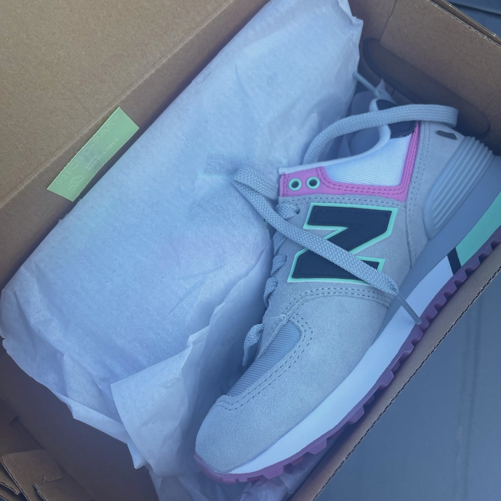 New Balance Women's 574 V2 Sneaker size 5 NWT grey, pink, blue, super cute!!